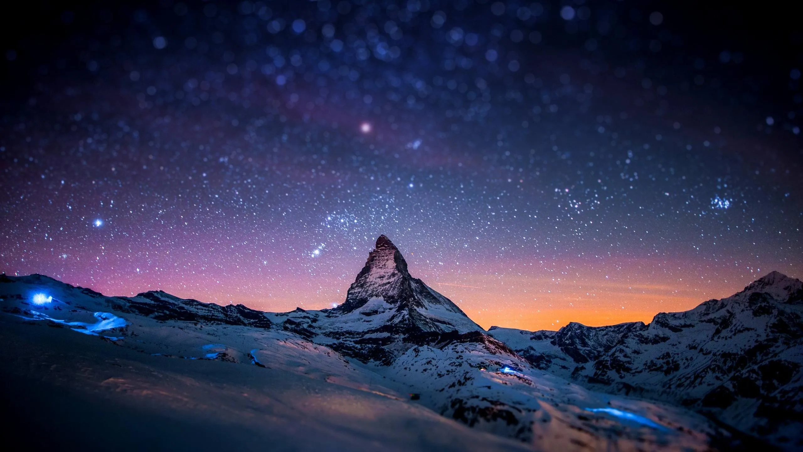 雪山上方铺满星光的夜空