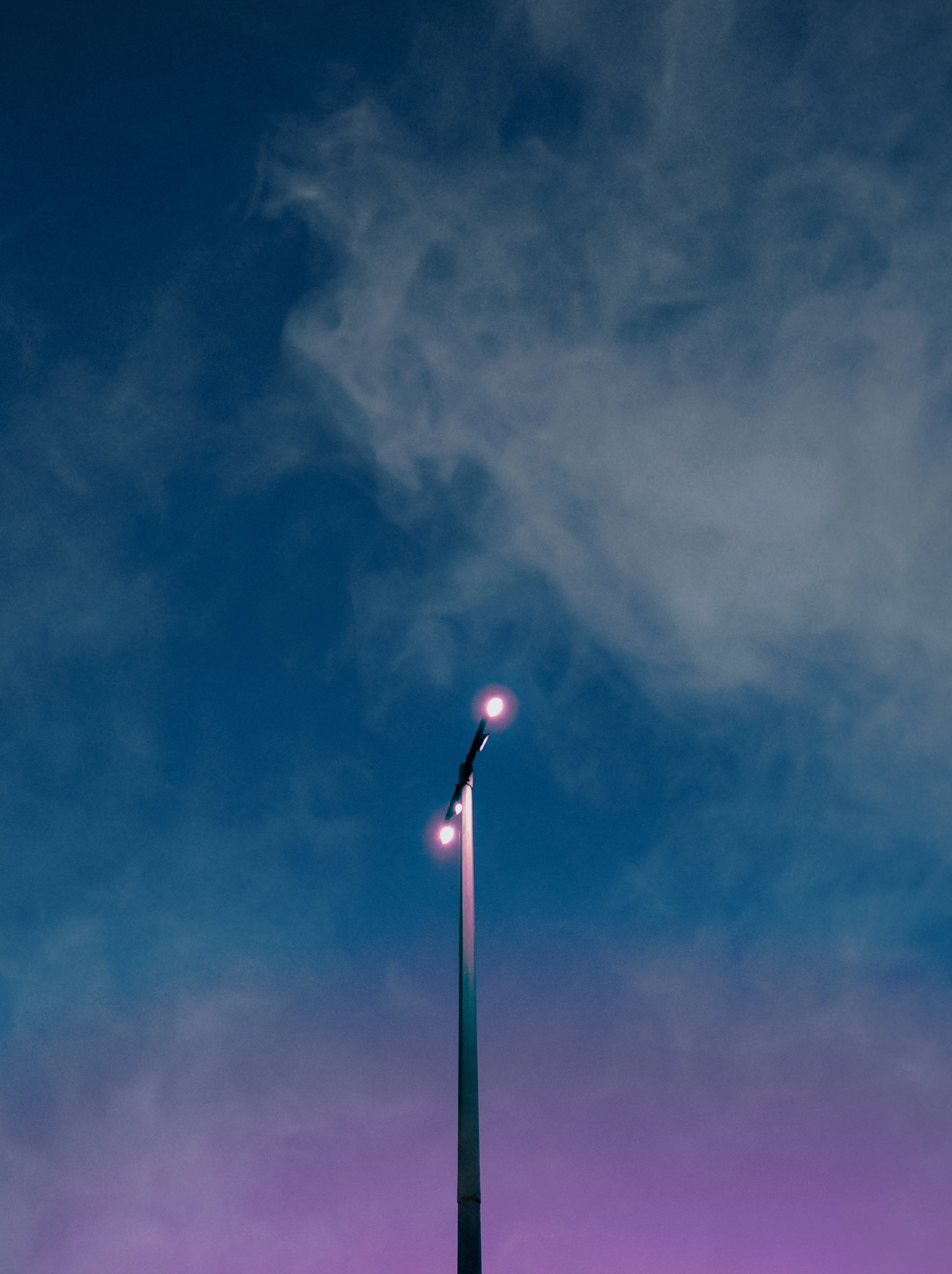 暮色云层下亮起的一盏路灯