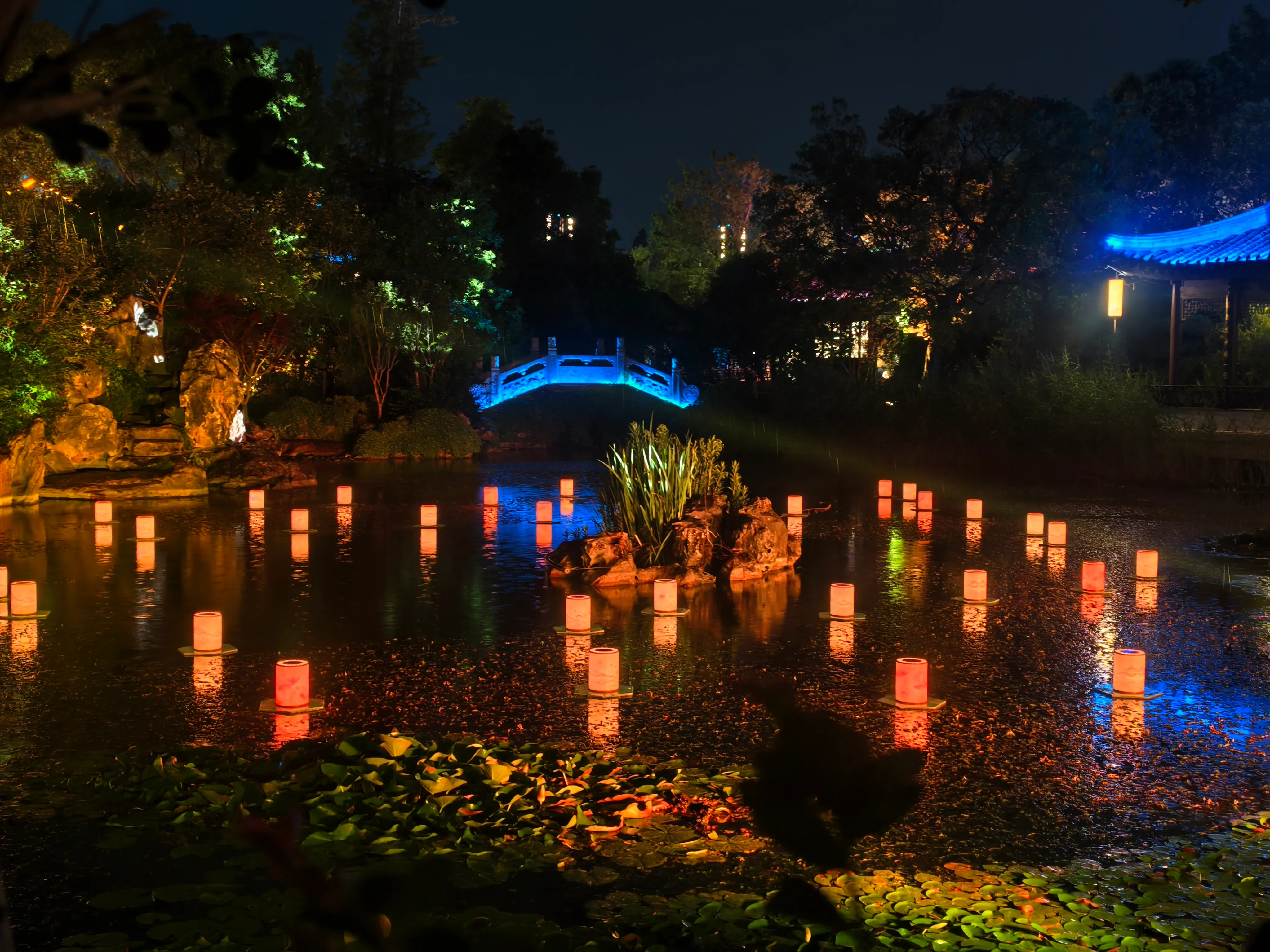 水乡夜色中的灯