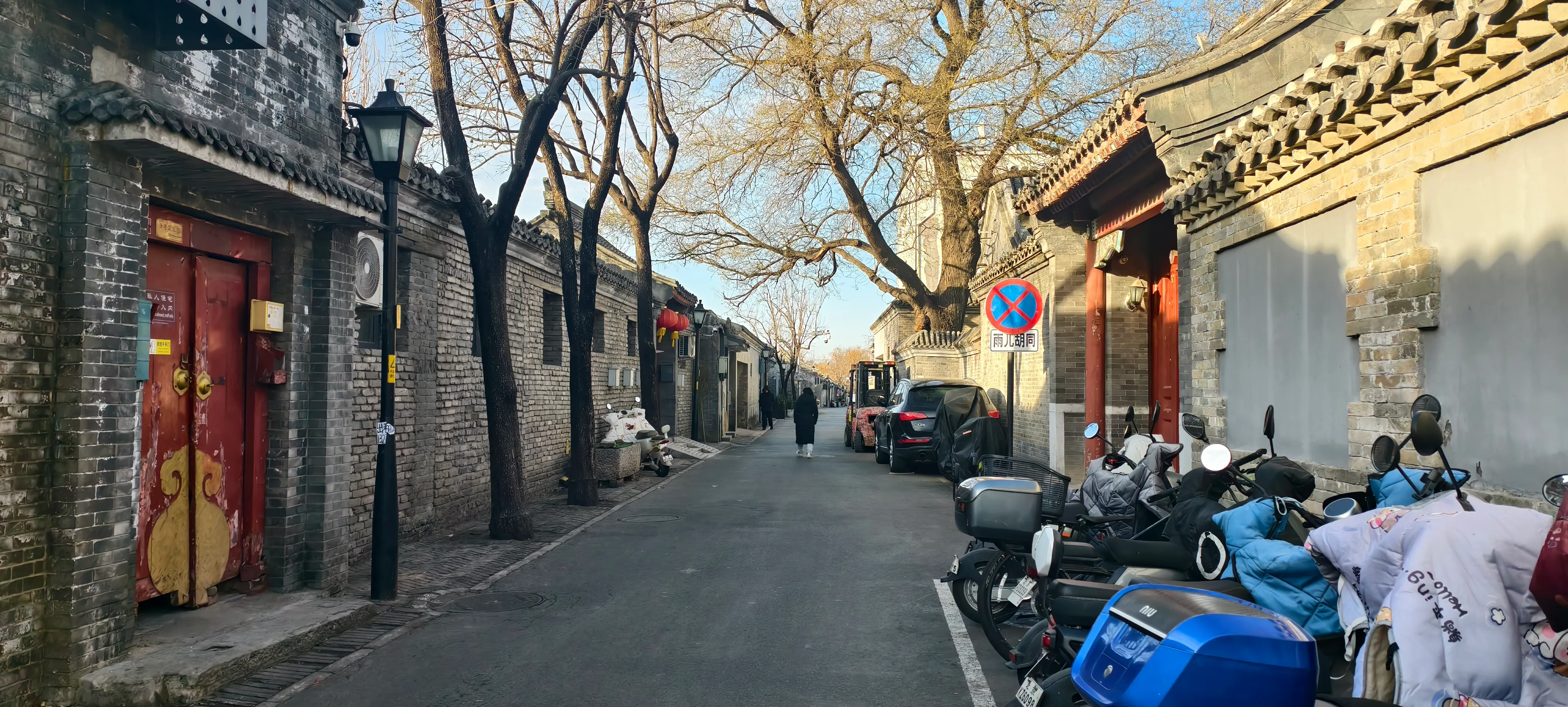 清晨安静的南锣鼓巷街道