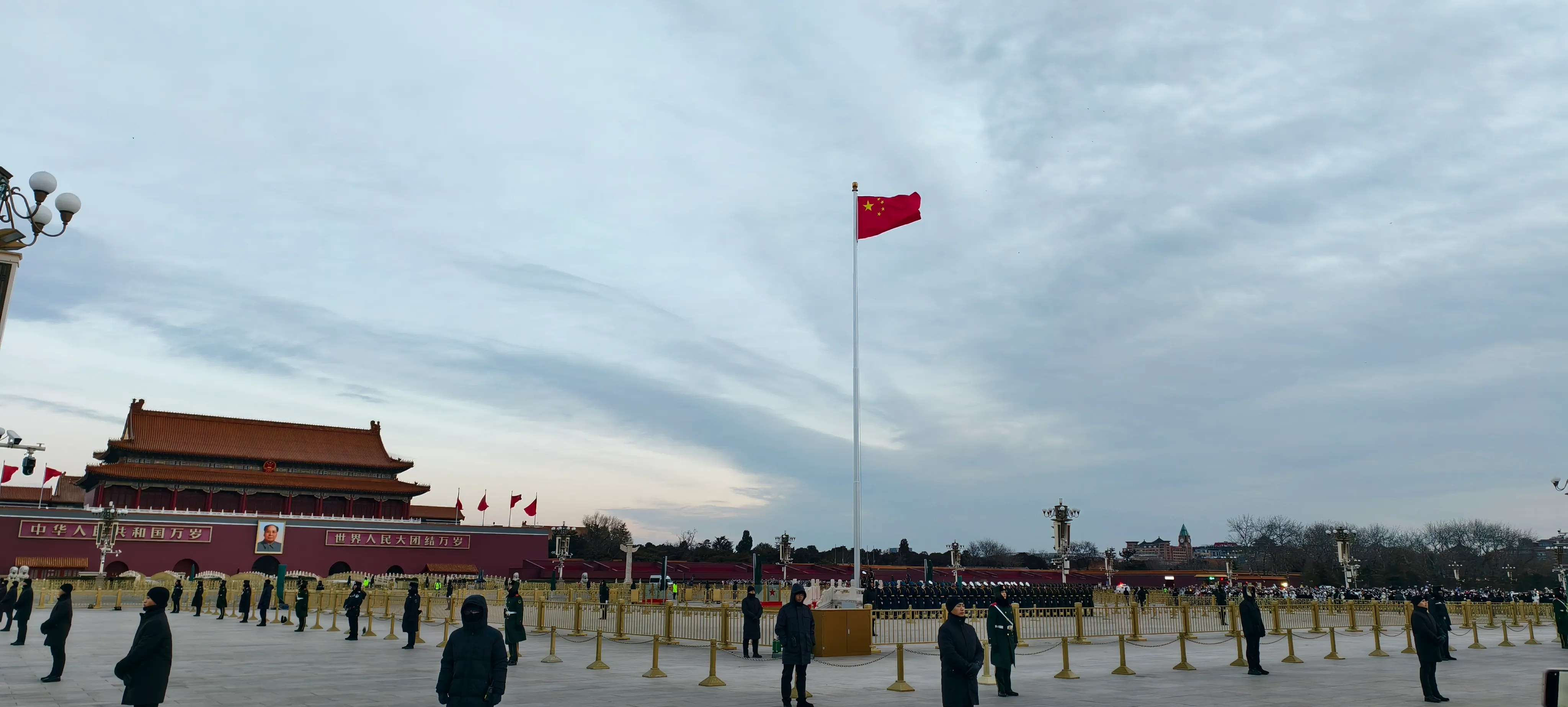 等待天安门升旗仪式的人群与清晨